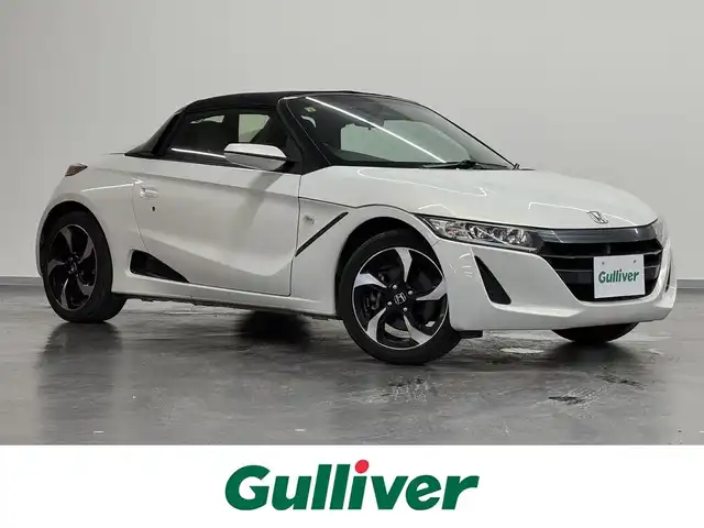 ホンダ Ｓ６６０ α 三重県 2016(平28)年 3.9万km プレミアムスターホワイトP ガソリン・ターボ/MR/6F/iPod対応USBプレーヤー（AUXジャックあり）／AM・FMチューナー/バックカメラ/ドライブレコーダー 前方/ETC/安全/・運転席用＆助手席用i-SRSエアバッグシステム/・i-サイドエアバッグシステム/・VSA/・EBD（電子制御制動力配分システム）付ABS/・ヒルスタートアシスト機能/装備/・【OP】アシンメトリーカラースポーツレザーシート（運転席：ライトグレー／助手席：ダークグレー）/・ハーフレザーシート/・クルーズコントロール/・オートライト/・LEDヘッドライト/・オートエアコン/・ステアリングスイッチ/・プッシュスタート/・パワーウインドウ/・パワーステアリング/・本革巻きステアリング/・フロント15x5J / リア16×6.5J 純正アルミホイール/・保/・スマートキーx1