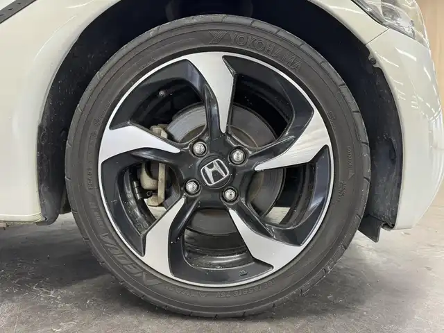 ホンダ Ｓ６６０ α 三重県 2016(平28)年 3.9万km プレミアムスターホワイトP ガソリン・ターボ/MR/6F/iPod対応USBプレーヤー（AUXジャックあり）／AM・FMチューナー/バックカメラ/ドライブレコーダー 前方/ETC/安全/・運転席用＆助手席用i-SRSエアバッグシステム/・i-サイドエアバッグシステム/・VSA/・EBD（電子制御制動力配分システム）付ABS/・ヒルスタートアシスト機能/装備/・【OP】アシンメトリーカラースポーツレザーシート（運転席：ライトグレー／助手席：ダークグレー）/・ハーフレザーシート/・クルーズコントロール/・オートライト/・LEDヘッドライト/・オートエアコン/・ステアリングスイッチ/・プッシュスタート/・パワーウインドウ/・パワーステアリング/・本革巻きステアリング/・フロント15x5J / リア16×6.5J 純正アルミホイール/・保/・スマートキーx1