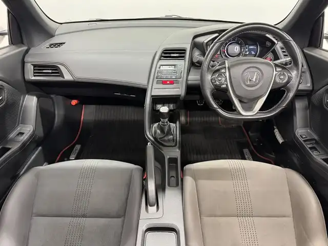 ホンダ Ｓ６６０ α 三重県 2016(平28)年 3.9万km プレミアムスターホワイトP ガソリン・ターボ/MR/6F/iPod対応USBプレーヤー（AUXジャックあり）／AM・FMチューナー/バックカメラ/ドライブレコーダー 前方/ETC/安全/・運転席用＆助手席用i-SRSエアバッグシステム/・i-サイドエアバッグシステム/・VSA/・EBD（電子制御制動力配分システム）付ABS/・ヒルスタートアシスト機能/装備/・【OP】アシンメトリーカラースポーツレザーシート（運転席：ライトグレー／助手席：ダークグレー）/・ハーフレザーシート/・クルーズコントロール/・オートライト/・LEDヘッドライト/・オートエアコン/・ステアリングスイッチ/・プッシュスタート/・パワーウインドウ/・パワーステアリング/・本革巻きステアリング/・フロント15x5J / リア16×6.5J 純正アルミホイール/・保/・スマートキーx1