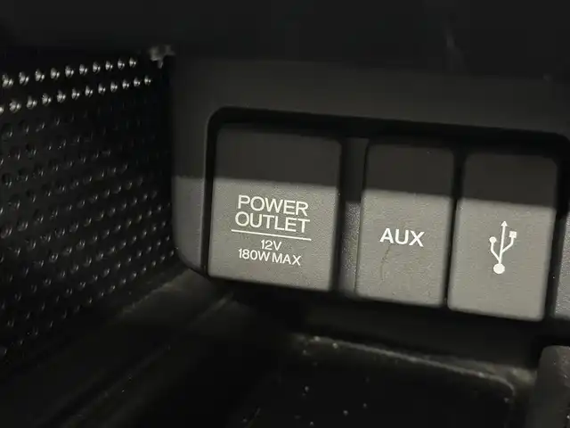 ホンダ Ｓ６６０ α 三重県 2016(平28)年 3.9万km プレミアムスターホワイトP ガソリン・ターボ/MR/6F/iPod対応USBプレーヤー（AUXジャックあり）／AM・FMチューナー/バックカメラ/ドライブレコーダー 前方/ETC/安全/・運転席用＆助手席用i-SRSエアバッグシステム/・i-サイドエアバッグシステム/・VSA/・EBD（電子制御制動力配分システム）付ABS/・ヒルスタートアシスト機能/装備/・【OP】アシンメトリーカラースポーツレザーシート（運転席：ライトグレー／助手席：ダークグレー）/・ハーフレザーシート/・クルーズコントロール/・オートライト/・LEDヘッドライト/・オートエアコン/・ステアリングスイッチ/・プッシュスタート/・パワーウインドウ/・パワーステアリング/・本革巻きステアリング/・フロント15x5J / リア16×6.5J 純正アルミホイール/・保/・スマートキーx1