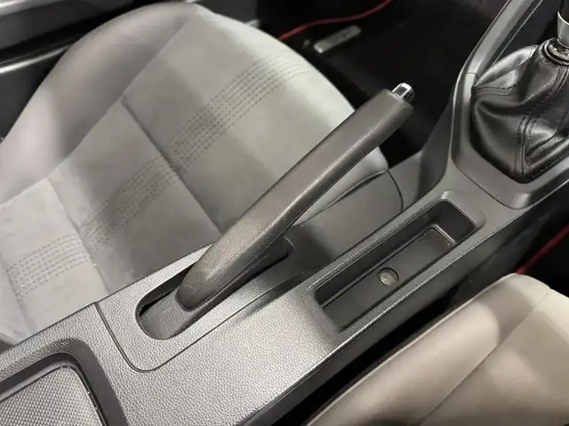 ホンダ Ｓ６６０ α 三重県 2016(平28)年 3.9万km プレミアムスターホワイトP ガソリン・ターボ/MR/6F/iPod対応USBプレーヤー（AUXジャックあり）／AM・FMチューナー/バックカメラ/ドライブレコーダー 前方/ETC/安全/・運転席用＆助手席用i-SRSエアバッグシステム/・i-サイドエアバッグシステム/・VSA/・EBD（電子制御制動力配分システム）付ABS/・ヒルスタートアシスト機能/装備/・【OP】アシンメトリーカラースポーツレザーシート（運転席：ライトグレー／助手席：ダークグレー）/・ハーフレザーシート/・クルーズコントロール/・オートライト/・LEDヘッドライト/・オートエアコン/・ステアリングスイッチ/・プッシュスタート/・パワーウインドウ/・パワーステアリング/・本革巻きステアリング/・フロント15x5J / リア16×6.5J 純正アルミホイール/・保/・スマートキーx1