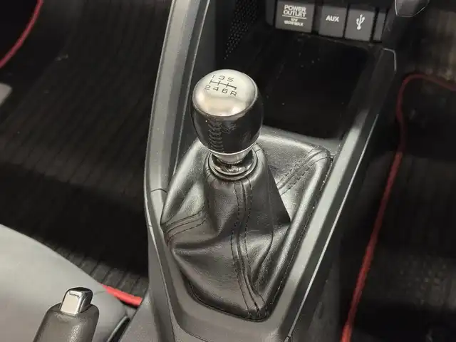 ホンダ Ｓ６６０ α 三重県 2016(平28)年 3.9万km プレミアムスターホワイトP ガソリン・ターボ/MR/6F/iPod対応USBプレーヤー（AUXジャックあり）／AM・FMチューナー/バックカメラ/ドライブレコーダー 前方/ETC/安全/・運転席用＆助手席用i-SRSエアバッグシステム/・i-サイドエアバッグシステム/・VSA/・EBD（電子制御制動力配分システム）付ABS/・ヒルスタートアシスト機能/装備/・【OP】アシンメトリーカラースポーツレザーシート（運転席：ライトグレー／助手席：ダークグレー）/・ハーフレザーシート/・クルーズコントロール/・オートライト/・LEDヘッドライト/・オートエアコン/・ステアリングスイッチ/・プッシュスタート/・パワーウインドウ/・パワーステアリング/・本革巻きステアリング/・フロント15x5J / リア16×6.5J 純正アルミホイール/・保/・スマートキーx1