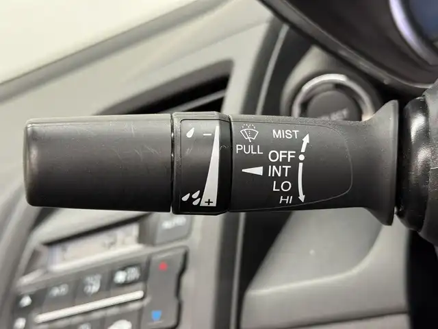ホンダ Ｓ６６０ α 三重県 2016(平28)年 3.9万km プレミアムスターホワイトP ガソリン・ターボ/MR/6F/iPod対応USBプレーヤー（AUXジャックあり）／AM・FMチューナー/バックカメラ/ドライブレコーダー 前方/ETC/安全/・運転席用＆助手席用i-SRSエアバッグシステム/・i-サイドエアバッグシステム/・VSA/・EBD（電子制御制動力配分システム）付ABS/・ヒルスタートアシスト機能/装備/・【OP】アシンメトリーカラースポーツレザーシート（運転席：ライトグレー／助手席：ダークグレー）/・ハーフレザーシート/・クルーズコントロール/・オートライト/・LEDヘッドライト/・オートエアコン/・ステアリングスイッチ/・プッシュスタート/・パワーウインドウ/・パワーステアリング/・本革巻きステアリング/・フロント15x5J / リア16×6.5J 純正アルミホイール/・保/・スマートキーx1