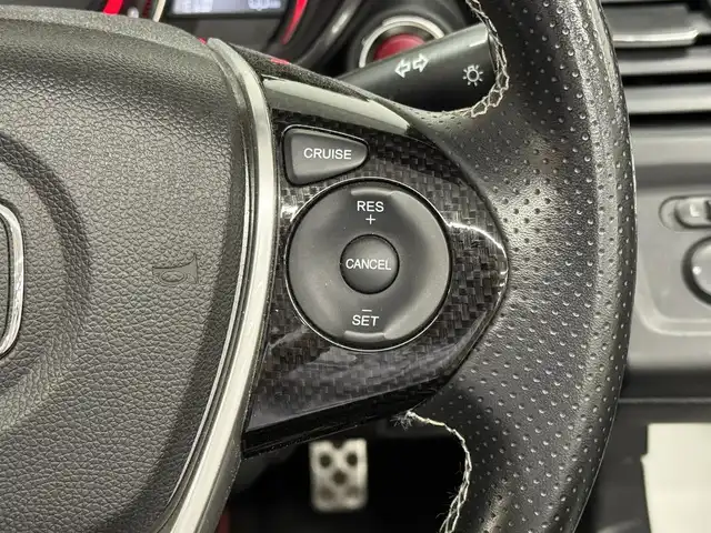 ホンダ Ｓ６６０ α 三重県 2016(平28)年 3.9万km プレミアムスターホワイトP ガソリン・ターボ/MR/6F/iPod対応USBプレーヤー（AUXジャックあり）／AM・FMチューナー/バックカメラ/ドライブレコーダー 前方/ETC/安全/・運転席用＆助手席用i-SRSエアバッグシステム/・i-サイドエアバッグシステム/・VSA/・EBD（電子制御制動力配分システム）付ABS/・ヒルスタートアシスト機能/装備/・【OP】アシンメトリーカラースポーツレザーシート（運転席：ライトグレー／助手席：ダークグレー）/・ハーフレザーシート/・クルーズコントロール/・オートライト/・LEDヘッドライト/・オートエアコン/・ステアリングスイッチ/・プッシュスタート/・パワーウインドウ/・パワーステアリング/・本革巻きステアリング/・フロント15x5J / リア16×6.5J 純正アルミホイール/・保/・スマートキーx1