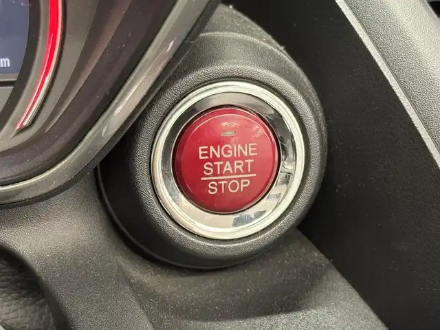ホンダ Ｓ６６０ α 三重県 2016(平28)年 3.9万km プレミアムスターホワイトP ガソリン・ターボ/MR/6F/iPod対応USBプレーヤー（AUXジャックあり）／AM・FMチューナー/バックカメラ/ドライブレコーダー 前方/ETC/安全/・運転席用＆助手席用i-SRSエアバッグシステム/・i-サイドエアバッグシステム/・VSA/・EBD（電子制御制動力配分システム）付ABS/・ヒルスタートアシスト機能/装備/・【OP】アシンメトリーカラースポーツレザーシート（運転席：ライトグレー／助手席：ダークグレー）/・ハーフレザーシート/・クルーズコントロール/・オートライト/・LEDヘッドライト/・オートエアコン/・ステアリングスイッチ/・プッシュスタート/・パワーウインドウ/・パワーステアリング/・本革巻きステアリング/・フロント15x5J / リア16×6.5J 純正アルミホイール/・保/・スマートキーx1