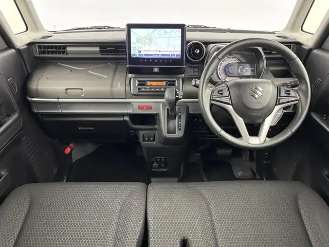 スズキ スペーシア ギア HYBRID XZターボ 埼玉県 2023(令5)年 3.1万km ピュアホワイトP ・セーフティサポート/・純正９インチナビゲーション/（フルセグTV/CD/DVD/Bluetooth/アップルカープレイ/アンドロイドオート）/・全方位カメラ/・クリアランスソナー /・レーダークルーズコントロール/・パドルシフト/・両側電動スライドドア/・運転席助手席シートヒーター /・ヘッドアップディスプレイ/・天井サーキュレーター/・後席ロールサンシェード/・運転席後テーブル/・オートLEDヘッドライト/・スマートキー/・プッシュスタート/・純正１４インチアルミホイール