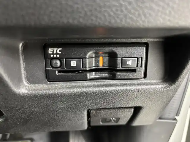 スズキ スペーシア ギア HYBRID XZターボ 埼玉県 2023(令5)年 3.1万km ピュアホワイトP ・セーフティサポート/・純正９インチナビゲーション/（フルセグTV/CD/DVD/Bluetooth/アップルカープレイ/アンドロイドオート）/・全方位カメラ/・クリアランスソナー /・レーダークルーズコントロール/・パドルシフト/・両側電動スライドドア/・運転席助手席シートヒーター /・ヘッドアップディスプレイ/・天井サーキュレーター/・後席ロールサンシェード/・運転席後テーブル/・オートLEDヘッドライト/・スマートキー/・プッシュスタート/・純正１４インチアルミホイール
