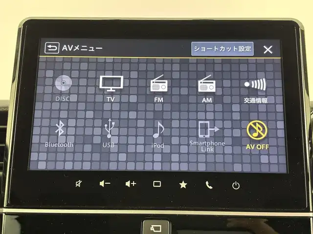 スズキ スペーシア ギア HYBRID XZターボ 埼玉県 2023(令5)年 3.1万km ピュアホワイトP ・セーフティサポート/・純正９インチナビゲーション/（フルセグTV/CD/DVD/Bluetooth/アップルカープレイ/アンドロイドオート）/・全方位カメラ/・クリアランスソナー /・レーダークルーズコントロール/・パドルシフト/・両側電動スライドドア/・運転席助手席シートヒーター /・ヘッドアップディスプレイ/・天井サーキュレーター/・後席ロールサンシェード/・運転席後テーブル/・オートLEDヘッドライト/・スマートキー/・プッシュスタート/・純正１４インチアルミホイール