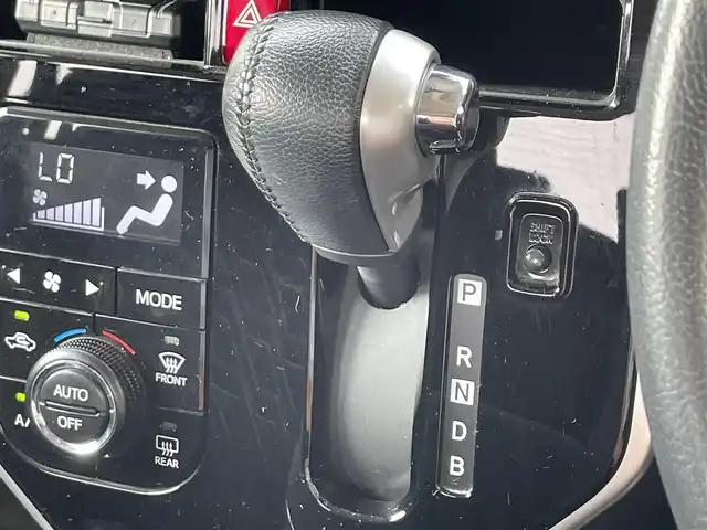 トヨタ タンク カスタムG－T 滋賀県 2019(平31)年 5.7万km ホワイトパールクリスタルシャイン 禁煙車/純正9インチナビ(CD/DVD/フルセグ/Bluetooth)/前席シートヒーター/全方位カメラ/クルーズコントロール/LEDヘッドライト/前方ドライブレコーダー/ETC/オートライト/オートハイビーム/両側パワースライドドア/コーナーセンサー/アイドリングストップ/ステアリングリモコン/純正フロアマット/ドアバイザー/プッシュスタート/スマートキー