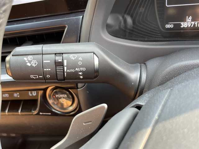 レクサス ＵＸ 250h バージョンC 滋賀県 2022(令4)年 3.9万km ソニッククォーツ 禁煙車/純正12.3インチナビ(フルセグ/ミラーキャスト/Bluetooth)/サンルーフ/パワーシート/茶革シート/前席シートヒーター/ＥＴＣ２．０/ＬＥＤヘッドライト/ステアリングヒーター/パドルシフト/オートライト/レーダークルーズコントロール/運転席シートポジションメモリー/オートライト/プッシュスタート/スマートキー×2/カードキー