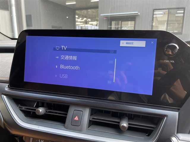 レクサス ＵＸ 250h バージョンC 滋賀県 2022(令4)年 3.9万km ソニッククォーツ 禁煙車/純正12.3インチナビ(フルセグ/ミラーキャスト/Bluetooth)/サンルーフ/パワーシート/茶革シート/前席シートヒーター/ＥＴＣ２．０/ＬＥＤヘッドライト/ステアリングヒーター/パドルシフト/オートライト/レーダークルーズコントロール/運転席シートポジションメモリー/オートライト/プッシュスタート/スマートキー×2/カードキー