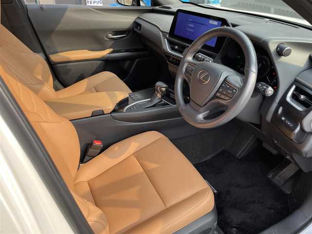 レクサス ＵＸ 250h バージョンC 滋賀県 2022(令4)年 3.9万km ソニッククォーツ 禁煙車/純正12.3インチナビ(フルセグ/ミラーキャスト/Bluetooth)/サンルーフ/パワーシート/茶革シート/前席シートヒーター/ＥＴＣ２．０/ＬＥＤヘッドライト/ステアリングヒーター/パドルシフト/オートライト/レーダークルーズコントロール/運転席シートポジションメモリー/オートライト/プッシュスタート/スマートキー×2/カードキー