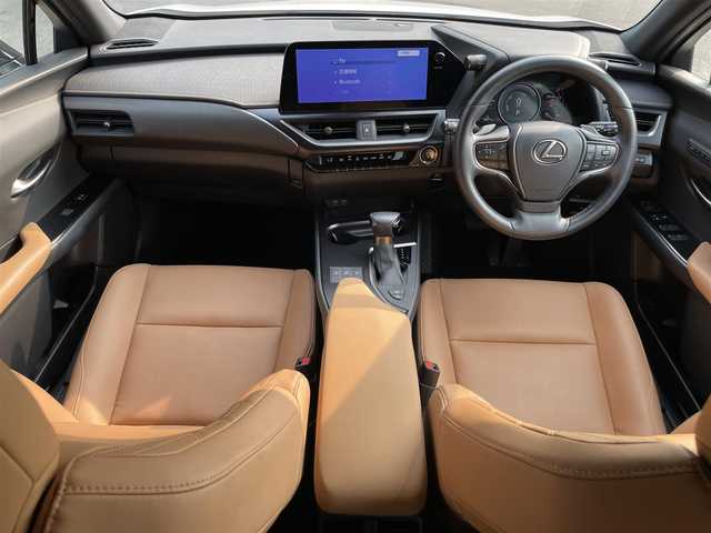レクサス ＵＸ 250h バージョンC 滋賀県 2022(令4)年 3.9万km ソニッククォーツ 禁煙車/純正12.3インチナビ(フルセグ/ミラーキャスト/Bluetooth)/サンルーフ/パワーシート/茶革シート/前席シートヒーター/ＥＴＣ２．０/ＬＥＤヘッドライト/ステアリングヒーター/パドルシフト/オートライト/レーダークルーズコントロール/運転席シートポジションメモリー/オートライト/プッシュスタート/スマートキー×2/カードキー