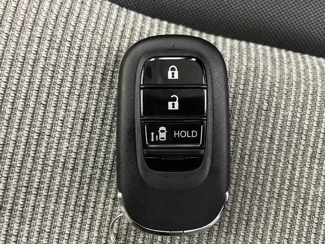 ホンダ Ｎ ＢＯＸ 千葉県 2025(令7)年 0.1万km プラチナホワイトパール 衝突軽減ブレーキ　/レーンキープアシスト　/レーダークルーズコントロール　/前後コーナーセンサー　/オートライトハイビーム　/LEDヘッドライト/片側パワースライドドア　/８インチメモリナビ　/　フルセグTV/AM/FM/BT/バックカメラ/ステアリングスイッチ/純正ビルトインETC/前席シートヒーター/ベンチシート/チップアップシート/純正フロアマット/電動パーキングブレーキ/ブレーキホールド/電格ミラー