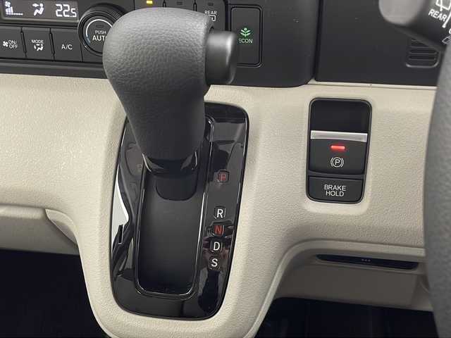 ホンダ Ｎ ＢＯＸ 千葉県 2025(令7)年 0.1万km プラチナホワイトパール 衝突軽減ブレーキ　/レーンキープアシスト　/レーダークルーズコントロール　/前後コーナーセンサー　/オートライトハイビーム　/LEDヘッドライト/片側パワースライドドア　/８インチメモリナビ　/　フルセグTV/AM/FM/BT/バックカメラ/ステアリングスイッチ/純正ビルトインETC/前席シートヒーター/ベンチシート/チップアップシート/純正フロアマット/電動パーキングブレーキ/ブレーキホールド/電格ミラー