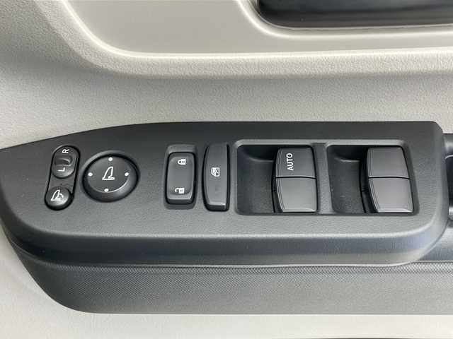 ホンダ Ｎ ＢＯＸ 千葉県 2025(令7)年 0.1万km プラチナホワイトパール 衝突軽減ブレーキ　/レーンキープアシスト　/レーダークルーズコントロール　/前後コーナーセンサー　/オートライトハイビーム　/LEDヘッドライト/片側パワースライドドア　/８インチメモリナビ　/　フルセグTV/AM/FM/BT/バックカメラ/ステアリングスイッチ/純正ビルトインETC/前席シートヒーター/ベンチシート/チップアップシート/純正フロアマット/電動パーキングブレーキ/ブレーキホールド/電格ミラー