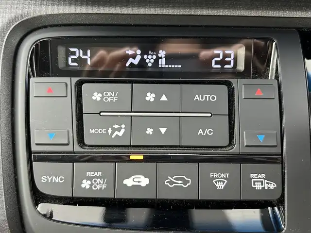 ホンダ ステップワゴン スパーダ ホンダセンシング 大阪府 2019(令1)年 2.1万km プラチナホワイトパール ホンダセンシング/　・衝突軽減ブレーキ/　・誤発進抑制機能/　・歩行者事故軽減ステアリング/　・車線維持支援システム/　・路外逸脱抑制機能/　・先行車発進お知らせ機能/　・標識認識機能/わくわくゲート/純正ナビ（Bluetooth/CD/DVD/AM/FM）/フルセグTV/バックカメラ/両側パワースライドドア/レーダークルーズコントロール/LEDヘッドライト/純正16インチアルミホイール/パドルシフト/スマートキー/ETC