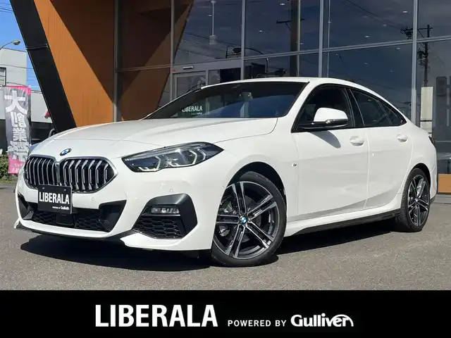 ＢＭＷ ２１８ｄ グランクーペ Mスポーツ 岐阜県 2022(令4)年 1.4万km アルピンホワイトⅢ ナビゲーション・パッケージ/ BMWライブコックピット/ 10.25インチ マルチディスプレイメーターパネル/ 10.25インチ ワイドコントロールディスプレイ/HDDナビゲーションシステム/　Bluetooth　Applecarplay/ITSスポット対応DSRC車載器/ドライビングアシスト/ アクティブクルーズコントロール/ トラフィックサインアシスト/ レーンディパーチャーウォーニング/ レーンチェンジウォーニング/ クロストラフィックウォーニング/ 前車接近警告機能/ 後車衝突警告機能/ 衝突回避被害軽減ブレーキ/ダイナミックスタビリティコントロール/ダイナミックトラクションコントロール/パーキングアシスト/ パークディスタンスコントロール/ パークディスタンスコントロール/ パーキングアシスト/ リヤビューカメラ/電動フロントシート　運転席メモリー機能付