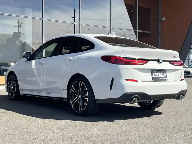 ＢＭＷ ２１８ｄ グランクーペ Mスポーツ 岐阜県 2022(令4)年 1.4万km アルピンホワイトⅢ ナビゲーション・パッケージ/ BMWライブコックピット/ 10.25インチ マルチディスプレイメーターパネル/ 10.25インチ ワイドコントロールディスプレイ/HDDナビゲーションシステム/　Bluetooth　Applecarplay/ITSスポット対応DSRC車載器/ドライビングアシスト/ アクティブクルーズコントロール/ トラフィックサインアシスト/ レーンディパーチャーウォーニング/ レーンチェンジウォーニング/ クロストラフィックウォーニング/ 前車接近警告機能/ 後車衝突警告機能/ 衝突回避被害軽減ブレーキ/ダイナミックスタビリティコントロール/ダイナミックトラクションコントロール/パーキングアシスト/ パークディスタンスコントロール/ パークディスタンスコントロール/ パーキングアシスト/ リヤビューカメラ/電動フロントシート　運転席メモリー機能付