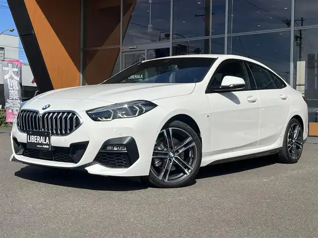 ＢＭＷ ２１８ｄ グランクーペ Mスポーツ 岐阜県 2022(令4)年 1.4万km アルピンホワイトⅢ ナビゲーション・パッケージ/ BMWライブコックピット/ 10.25インチ マルチディスプレイメーターパネル/ 10.25インチ ワイドコントロールディスプレイ/HDDナビゲーションシステム/　Bluetooth　Applecarplay/ITSスポット対応DSRC車載器/ドライビングアシスト/ アクティブクルーズコントロール/ トラフィックサインアシスト/ レーンディパーチャーウォーニング/ レーンチェンジウォーニング/ クロストラフィックウォーニング/ 前車接近警告機能/ 後車衝突警告機能/ 衝突回避被害軽減ブレーキ/ダイナミックスタビリティコントロール/ダイナミックトラクションコントロール/パーキングアシスト/ パークディスタンスコントロール/ パークディスタンスコントロール/ パーキングアシスト/ リヤビューカメラ/電動フロントシート　運転席メモリー機能付