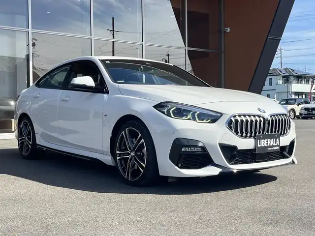 ＢＭＷ ２１８ｄ グランクーペ Mスポーツ 岐阜県 2022(令4)年 1.4万km アルピンホワイトⅢ ナビゲーション・パッケージ/ BMWライブコックピット/ 10.25インチ マルチディスプレイメーターパネル/ 10.25インチ ワイドコントロールディスプレイ/HDDナビゲーションシステム/　Bluetooth　Applecarplay/ITSスポット対応DSRC車載器/ドライビングアシスト/ アクティブクルーズコントロール/ トラフィックサインアシスト/ レーンディパーチャーウォーニング/ レーンチェンジウォーニング/ クロストラフィックウォーニング/ 前車接近警告機能/ 後車衝突警告機能/ 衝突回避被害軽減ブレーキ/ダイナミックスタビリティコントロール/ダイナミックトラクションコントロール/パーキングアシスト/ パークディスタンスコントロール/ パークディスタンスコントロール/ パーキングアシスト/ リヤビューカメラ/電動フロントシート　運転席メモリー機能付