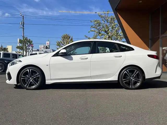ＢＭＷ ２１８ｄ グランクーペ Mスポーツ 岐阜県 2022(令4)年 1.4万km アルピンホワイトⅢ ナビゲーション・パッケージ/ BMWライブコックピット/ 10.25インチ マルチディスプレイメーターパネル/ 10.25インチ ワイドコントロールディスプレイ/HDDナビゲーションシステム/　Bluetooth　Applecarplay/ITSスポット対応DSRC車載器/ドライビングアシスト/ アクティブクルーズコントロール/ トラフィックサインアシスト/ レーンディパーチャーウォーニング/ レーンチェンジウォーニング/ クロストラフィックウォーニング/ 前車接近警告機能/ 後車衝突警告機能/ 衝突回避被害軽減ブレーキ/ダイナミックスタビリティコントロール/ダイナミックトラクションコントロール/パーキングアシスト/ パークディスタンスコントロール/ パークディスタンスコントロール/ パーキングアシスト/ リヤビューカメラ/電動フロントシート　運転席メモリー機能付