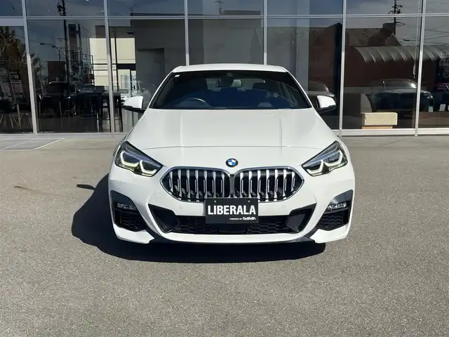 ＢＭＷ ２１８ｄ グランクーペ Mスポーツ 岐阜県 2022(令4)年 1.4万km アルピンホワイトⅢ ナビゲーション・パッケージ/ BMWライブコックピット/ 10.25インチ マルチディスプレイメーターパネル/ 10.25インチ ワイドコントロールディスプレイ/HDDナビゲーションシステム/　Bluetooth　Applecarplay/ITSスポット対応DSRC車載器/ドライビングアシスト/ アクティブクルーズコントロール/ トラフィックサインアシスト/ レーンディパーチャーウォーニング/ レーンチェンジウォーニング/ クロストラフィックウォーニング/ 前車接近警告機能/ 後車衝突警告機能/ 衝突回避被害軽減ブレーキ/ダイナミックスタビリティコントロール/ダイナミックトラクションコントロール/パーキングアシスト/ パークディスタンスコントロール/ パークディスタンスコントロール/ パーキングアシスト/ リヤビューカメラ/電動フロントシート　運転席メモリー機能付