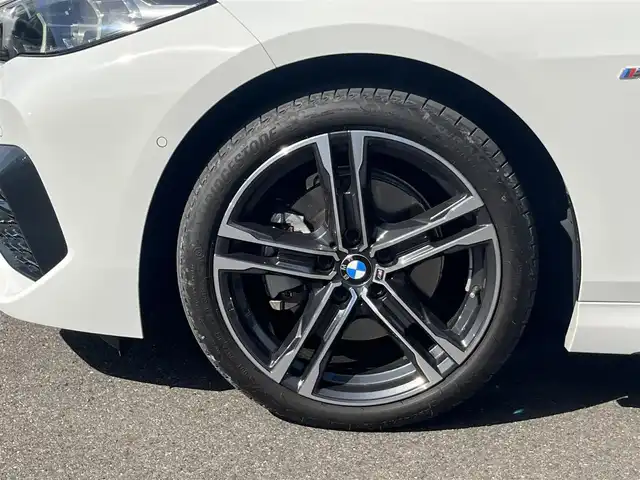 ＢＭＷ ２１８ｄ グランクーペ Mスポーツ 岐阜県 2022(令4)年 1.4万km アルピンホワイトⅢ ナビゲーション・パッケージ/ BMWライブコックピット/ 10.25インチ マルチディスプレイメーターパネル/ 10.25インチ ワイドコントロールディスプレイ/HDDナビゲーションシステム/　Bluetooth　Applecarplay/ITSスポット対応DSRC車載器/ドライビングアシスト/ アクティブクルーズコントロール/ トラフィックサインアシスト/ レーンディパーチャーウォーニング/ レーンチェンジウォーニング/ クロストラフィックウォーニング/ 前車接近警告機能/ 後車衝突警告機能/ 衝突回避被害軽減ブレーキ/ダイナミックスタビリティコントロール/ダイナミックトラクションコントロール/パーキングアシスト/ パークディスタンスコントロール/ パークディスタンスコントロール/ パーキングアシスト/ リヤビューカメラ/電動フロントシート　運転席メモリー機能付