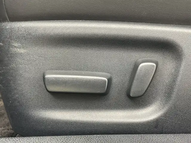 トヨタ クラウン ハイブリッド アスリートS 愛知県 2016(平28)年 11.8万km ホワイトパールクリスタルシャイン 禁煙車/純正8インチナビ/（CD/DVD/Bluetooth/フルセグTV）/バックカメラ/衝突軽減ブレーキ/レーダークルーズコントロール/パーキングセンサー/ETC/ドライブレコーダー/レーザーシート/パワーシート/シートヒーター/シートベンチレーション/ステアリングヒーター/純正１８インチアルミホイール/スマートキー/プッシュスタート/LEDヘッドライト/フロントフォグランプ/オートライト/純正フロアマット