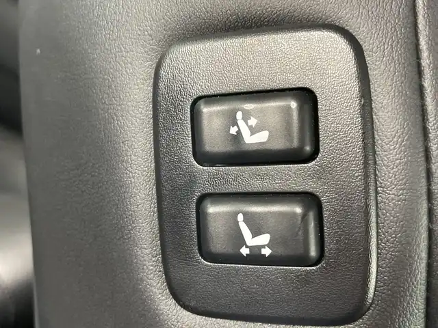 トヨタ クラウン ハイブリッド アスリートS 愛知県 2016(平28)年 11.8万km ホワイトパールクリスタルシャイン 禁煙車/純正8インチナビ/（CD/DVD/Bluetooth/フルセグTV）/バックカメラ/衝突軽減ブレーキ/レーダークルーズコントロール/パーキングセンサー/ETC/ドライブレコーダー/レーザーシート/パワーシート/シートヒーター/シートベンチレーション/ステアリングヒーター/純正１８インチアルミホイール/スマートキー/プッシュスタート/LEDヘッドライト/フロントフォグランプ/オートライト/純正フロアマット