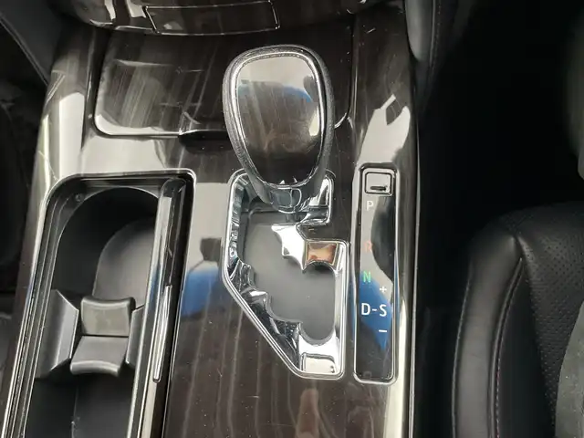 トヨタ クラウン ハイブリッド アスリートS 愛知県 2016(平28)年 11.8万km ホワイトパールクリスタルシャイン 禁煙車/純正8インチナビ/（CD/DVD/Bluetooth/フルセグTV）/バックカメラ/衝突軽減ブレーキ/レーダークルーズコントロール/パーキングセンサー/ETC/ドライブレコーダー/レーザーシート/パワーシート/シートヒーター/シートベンチレーション/ステアリングヒーター/純正１８インチアルミホイール/スマートキー/プッシュスタート/LEDヘッドライト/フロントフォグランプ/オートライト/純正フロアマット