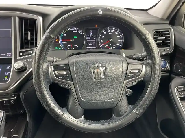 トヨタ クラウン ハイブリッド アスリートS 愛知県 2016(平28)年 11.8万km ホワイトパールクリスタルシャイン 禁煙車/純正8インチナビ/（CD/DVD/Bluetooth/フルセグTV）/バックカメラ/衝突軽減ブレーキ/レーダークルーズコントロール/パーキングセンサー/ETC/ドライブレコーダー/レーザーシート/パワーシート/シートヒーター/シートベンチレーション/ステアリングヒーター/純正１８インチアルミホイール/スマートキー/プッシュスタート/LEDヘッドライト/フロントフォグランプ/オートライト/純正フロアマット