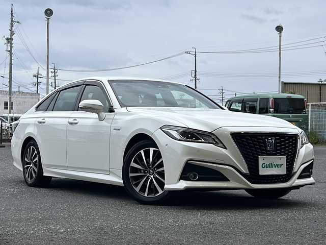 トヨタ クラウン ハイブリッド S Cパッケージ 愛知県 2019(平31)年 1.5万km ホワイトパールクリスタルシャイン 禁煙車/純正メモリナビ/　AM/FM/AUX/USB/DISC/BT/フルセグTV/バック・全周囲カメラ/前方ドライブレコーダー/TVキャンセラー/Toyata Safety Sense/クルーズコントロール（ACC）/レーンキープアシスト（LDA/LTA）/ブラインドスポットモニター（BSM）/オートマチックハイビーム（AHB）/プリクラッシュセーフティ（PCS）/前後クリアランスソナー（ICS）/横滑り防止装置/盗難防止装置/パーキングアシスト/電子パーキング/前席パワーシート/前席シートヒーター/ステアリングヒーター/ビルトインETC/革巻きステアリング/LEDヘッドライト/フォグランプ/オートライト/USB端子/純正17インチAW/純正フロアマット/純正ドアバイザー/W＋サイドエアバッグ/保証書/取説/スペアキー