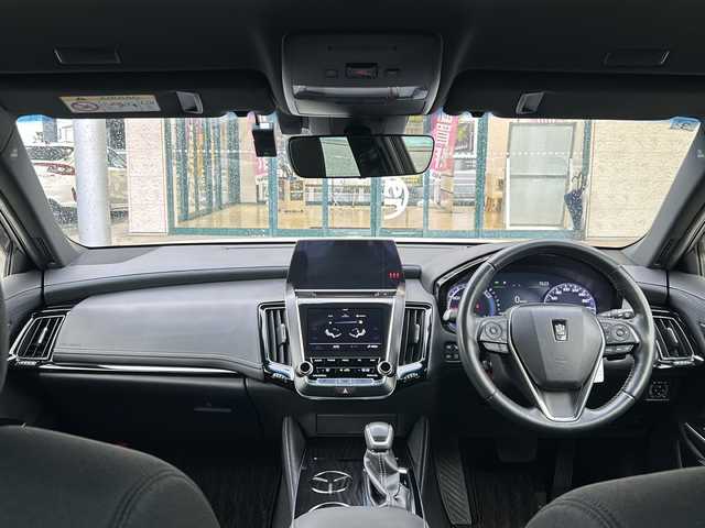 トヨタ クラウン ハイブリッド S Cパッケージ 愛知県 2019(平31)年 1.5万km ホワイトパールクリスタルシャイン 禁煙車/純正メモリナビ/　AM/FM/AUX/USB/DISC/BT/フルセグTV/バック・全周囲カメラ/前方ドライブレコーダー/TVキャンセラー/Toyata Safety Sense/クルーズコントロール（ACC）/レーンキープアシスト（LDA/LTA）/ブラインドスポットモニター（BSM）/オートマチックハイビーム（AHB）/プリクラッシュセーフティ（PCS）/前後クリアランスソナー（ICS）/横滑り防止装置/盗難防止装置/パーキングアシスト/電子パーキング/前席パワーシート/前席シートヒーター/ステアリングヒーター/ビルトインETC/革巻きステアリング/LEDヘッドライト/フォグランプ/オートライト/USB端子/純正17インチAW/純正フロアマット/純正ドアバイザー/W＋サイドエアバッグ/保証書/取説/スペアキー