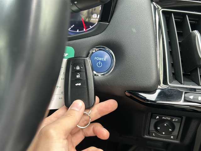 トヨタ クラウン ハイブリッド S Cパッケージ 愛知県 2019(平31)年 1.5万km ホワイトパールクリスタルシャイン 禁煙車/純正メモリナビ/　AM/FM/AUX/USB/DISC/BT/フルセグTV/バック・全周囲カメラ/前方ドライブレコーダー/TVキャンセラー/Toyata Safety Sense/クルーズコントロール（ACC）/レーンキープアシスト（LDA/LTA）/ブラインドスポットモニター（BSM）/オートマチックハイビーム（AHB）/プリクラッシュセーフティ（PCS）/前後クリアランスソナー（ICS）/横滑り防止装置/盗難防止装置/パーキングアシスト/電子パーキング/前席パワーシート/前席シートヒーター/ステアリングヒーター/ビルトインETC/革巻きステアリング/LEDヘッドライト/フォグランプ/オートライト/USB端子/純正17インチAW/純正フロアマット/純正ドアバイザー/W＋サイドエアバッグ/保証書/取説/スペアキー