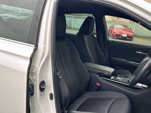 トヨタ クラウン ハイブリッド S Cパッケージ 愛知県 2019(平31)年 1.5万km ホワイトパールクリスタルシャイン 禁煙車/純正メモリナビ/　AM/FM/AUX/USB/DISC/BT/フルセグTV/バック・全周囲カメラ/前方ドライブレコーダー/TVキャンセラー/Toyata Safety Sense/クルーズコントロール（ACC）/レーンキープアシスト（LDA/LTA）/ブラインドスポットモニター（BSM）/オートマチックハイビーム（AHB）/プリクラッシュセーフティ（PCS）/前後クリアランスソナー（ICS）/横滑り防止装置/盗難防止装置/パーキングアシスト/電子パーキング/前席パワーシート/前席シートヒーター/ステアリングヒーター/ビルトインETC/革巻きステアリング/LEDヘッドライト/フォグランプ/オートライト/USB端子/純正17インチAW/純正フロアマット/純正ドアバイザー/W＋サイドエアバッグ/保証書/取説/スペアキー