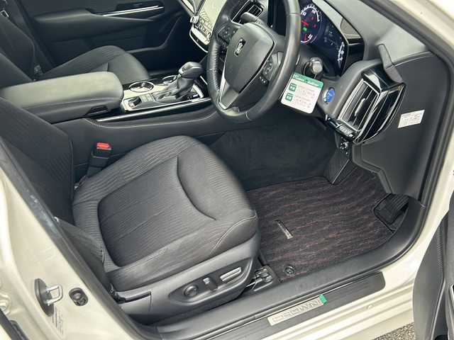 トヨタ クラウン ハイブリッド S Cパッケージ 愛知県 2019(平31)年 1.5万km ホワイトパールクリスタルシャイン 禁煙車/純正メモリナビ/　AM/FM/AUX/USB/DISC/BT/フルセグTV/バック・全周囲カメラ/前方ドライブレコーダー/TVキャンセラー/Toyata Safety Sense/クルーズコントロール（ACC）/レーンキープアシスト（LDA/LTA）/ブラインドスポットモニター（BSM）/オートマチックハイビーム（AHB）/プリクラッシュセーフティ（PCS）/前後クリアランスソナー（ICS）/横滑り防止装置/盗難防止装置/パーキングアシスト/電子パーキング/前席パワーシート/前席シートヒーター/ステアリングヒーター/ビルトインETC/革巻きステアリング/LEDヘッドライト/フォグランプ/オートライト/USB端子/純正17インチAW/純正フロアマット/純正ドアバイザー/W＋サイドエアバッグ/保証書/取説/スペアキー