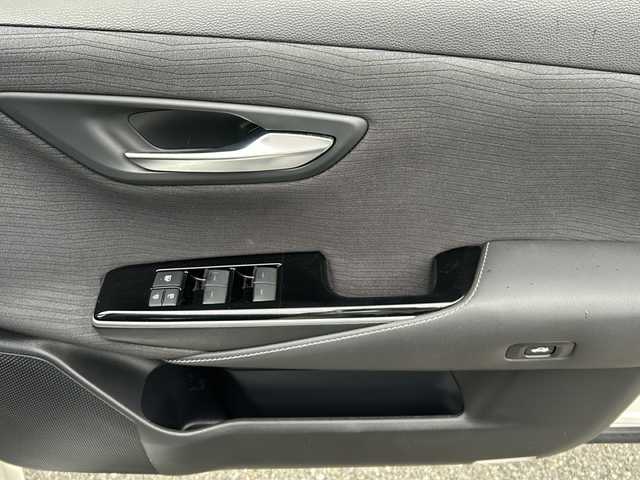 トヨタ クラウン ハイブリッド S Cパッケージ 愛知県 2019(平31)年 1.5万km ホワイトパールクリスタルシャイン 禁煙車/純正メモリナビ/　AM/FM/AUX/USB/DISC/BT/フルセグTV/バック・全周囲カメラ/前方ドライブレコーダー/TVキャンセラー/Toyata Safety Sense/クルーズコントロール（ACC）/レーンキープアシスト（LDA/LTA）/ブラインドスポットモニター（BSM）/オートマチックハイビーム（AHB）/プリクラッシュセーフティ（PCS）/前後クリアランスソナー（ICS）/横滑り防止装置/盗難防止装置/パーキングアシスト/電子パーキング/前席パワーシート/前席シートヒーター/ステアリングヒーター/ビルトインETC/革巻きステアリング/LEDヘッドライト/フォグランプ/オートライト/USB端子/純正17インチAW/純正フロアマット/純正ドアバイザー/W＋サイドエアバッグ/保証書/取説/スペアキー