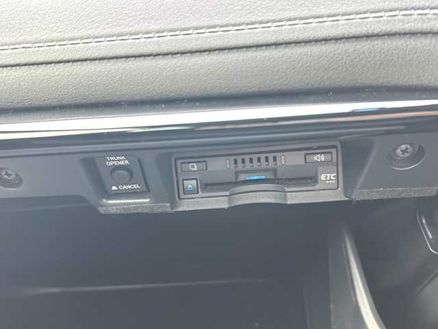 トヨタ クラウン ハイブリッド S Cパッケージ 愛知県 2019(平31)年 1.5万km ホワイトパールクリスタルシャイン 禁煙車/純正メモリナビ/　AM/FM/AUX/USB/DISC/BT/フルセグTV/バック・全周囲カメラ/前方ドライブレコーダー/TVキャンセラー/Toyata Safety Sense/クルーズコントロール（ACC）/レーンキープアシスト（LDA/LTA）/ブラインドスポットモニター（BSM）/オートマチックハイビーム（AHB）/プリクラッシュセーフティ（PCS）/前後クリアランスソナー（ICS）/横滑り防止装置/盗難防止装置/パーキングアシスト/電子パーキング/前席パワーシート/前席シートヒーター/ステアリングヒーター/ビルトインETC/革巻きステアリング/LEDヘッドライト/フォグランプ/オートライト/USB端子/純正17インチAW/純正フロアマット/純正ドアバイザー/W＋サイドエアバッグ/保証書/取説/スペアキー