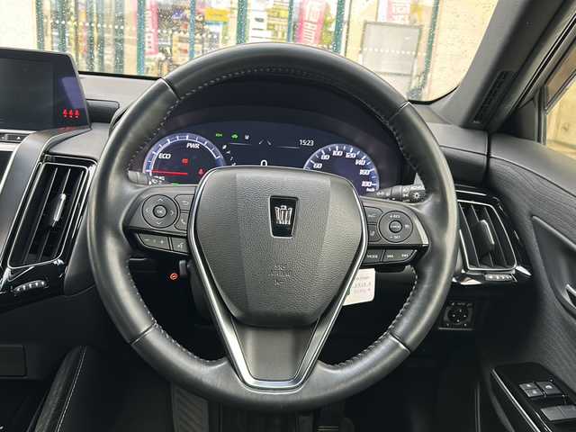 トヨタ クラウン ハイブリッド S Cパッケージ 愛知県 2019(平31)年 1.5万km ホワイトパールクリスタルシャイン 禁煙車/純正メモリナビ/　AM/FM/AUX/USB/DISC/BT/フルセグTV/バック・全周囲カメラ/前方ドライブレコーダー/TVキャンセラー/Toyata Safety Sense/クルーズコントロール（ACC）/レーンキープアシスト（LDA/LTA）/ブラインドスポットモニター（BSM）/オートマチックハイビーム（AHB）/プリクラッシュセーフティ（PCS）/前後クリアランスソナー（ICS）/横滑り防止装置/盗難防止装置/パーキングアシスト/電子パーキング/前席パワーシート/前席シートヒーター/ステアリングヒーター/ビルトインETC/革巻きステアリング/LEDヘッドライト/フォグランプ/オートライト/USB端子/純正17インチAW/純正フロアマット/純正ドアバイザー/W＋サイドエアバッグ/保証書/取説/スペアキー