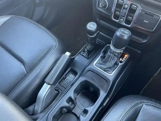 クライスラー・ジープ ジープ ラングラー LTD ED withサンライダー フリップT for HT 東京都 2022(令4)年 2.5万km グレー 純正ナビ/フルセグTV/バックカメラ/シートヒーター/ETC2.0/前後ドライブレコーダー（デジタルインナーミラー付き）/サンライダーフリップトップ/ステアリングヒーター/純正18インチアルミホイール/社外ステアリングダンパー/社外ボンネットキャッチ/牽引フック