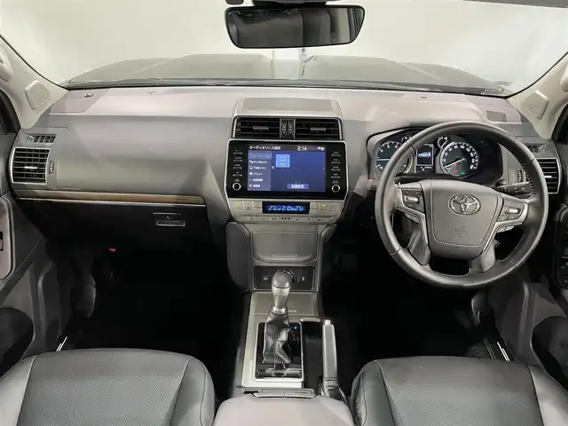 トヨタ ランドクルーザー プラド TX Lパッケージ 愛知県 2022(令4)年 1.6万km アティチュードブラックマイカ 純正９インチナビ　/(Bluetooth/フルセグTV/Miracast/FM/AM/USB/CarPlay)/サンルーフ　/ＲＡＹＳアルミホイール　/スーパーライブサウンドシステム　/ＢＦグッドリッチタイヤ　/ブラインドスポットモニター　/ソナー　/ルーフレール　/トヨタセーフティセンス　/　　-衝突軽減ブレーキ/　　-レーダークルーズコントロール/　　-レーンディパーチャーアラート/　　-オートマチックハイビーム/　　-ロードサインアシスト/シートヒーター/エアシート　/ビルトインＥＴＣ２．０　/LEDヘッドライト/LEDフォグランプ/バックカメラ/先行車発進告知/純正フロアマット/パワーシート/電動格納サードシート/黒レザーシート
