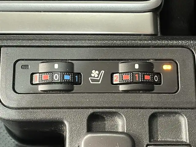 トヨタ ランドクルーザー プラド TX Lパッケージ 愛知県 2022(令4)年 1.6万km アティチュードブラックマイカ 純正９インチナビ　/(Bluetooth/フルセグTV/Miracast/FM/AM/USB/CarPlay)/サンルーフ　/ＲＡＹＳアルミホイール　/スーパーライブサウンドシステム　/ＢＦグッドリッチタイヤ　/ブラインドスポットモニター　/ソナー　/ルーフレール　/トヨタセーフティセンス　/　　-衝突軽減ブレーキ/　　-レーダークルーズコントロール/　　-レーンディパーチャーアラート/　　-オートマチックハイビーム/　　-ロードサインアシスト/シートヒーター/エアシート　/ビルトインＥＴＣ２．０　/LEDヘッドライト/LEDフォグランプ/バックカメラ/先行車発進告知/純正フロアマット/パワーシート/電動格納サードシート/黒レザーシート