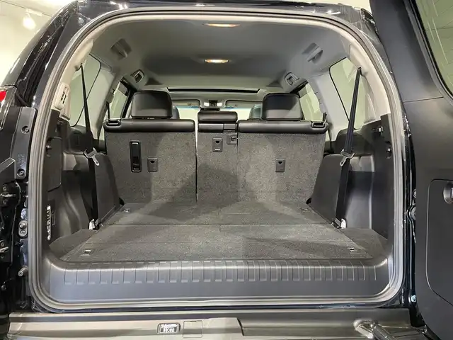 トヨタ ランドクルーザー プラド TX Lパッケージ 愛知県 2022(令4)年 1.6万km アティチュードブラックマイカ 純正９インチナビ　/(Bluetooth/フルセグTV/Miracast/FM/AM/USB/CarPlay)/サンルーフ　/ＲＡＹＳアルミホイール　/スーパーライブサウンドシステム　/ＢＦグッドリッチタイヤ　/ブラインドスポットモニター　/ソナー　/ルーフレール　/トヨタセーフティセンス　/　　-衝突軽減ブレーキ/　　-レーダークルーズコントロール/　　-レーンディパーチャーアラート/　　-オートマチックハイビーム/　　-ロードサインアシスト/シートヒーター/エアシート　/ビルトインＥＴＣ２．０　/LEDヘッドライト/LEDフォグランプ/バックカメラ/先行車発進告知/純正フロアマット/パワーシート/電動格納サードシート/黒レザーシート