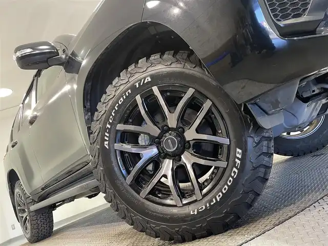 トヨタ ランドクルーザー プラド TX Lパッケージ 愛知県 2022(令4)年 1.6万km アティチュードブラックマイカ 純正９インチナビ　/(Bluetooth/フルセグTV/Miracast/FM/AM/USB/CarPlay)/サンルーフ　/ＲＡＹＳアルミホイール　/スーパーライブサウンドシステム　/ＢＦグッドリッチタイヤ　/ブラインドスポットモニター　/ソナー　/ルーフレール　/トヨタセーフティセンス　/　　-衝突軽減ブレーキ/　　-レーダークルーズコントロール/　　-レーンディパーチャーアラート/　　-オートマチックハイビーム/　　-ロードサインアシスト/シートヒーター/エアシート　/ビルトインＥＴＣ２．０　/LEDヘッドライト/LEDフォグランプ/バックカメラ/先行車発進告知/純正フロアマット/パワーシート/電動格納サードシート/黒レザーシート