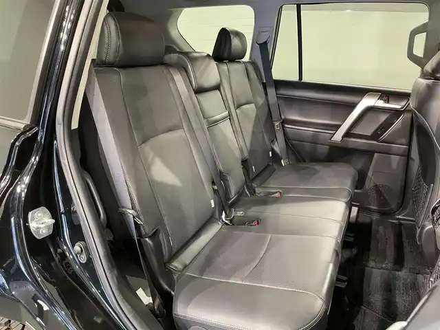 トヨタ ランドクルーザー プラド TX Lパッケージ 愛知県 2022(令4)年 1.6万km アティチュードブラックマイカ 純正９インチナビ　/(Bluetooth/フルセグTV/Miracast/FM/AM/USB/CarPlay)/サンルーフ　/ＲＡＹＳアルミホイール　/スーパーライブサウンドシステム　/ＢＦグッドリッチタイヤ　/ブラインドスポットモニター　/ソナー　/ルーフレール　/トヨタセーフティセンス　/　　-衝突軽減ブレーキ/　　-レーダークルーズコントロール/　　-レーンディパーチャーアラート/　　-オートマチックハイビーム/　　-ロードサインアシスト/シートヒーター/エアシート　/ビルトインＥＴＣ２．０　/LEDヘッドライト/LEDフォグランプ/バックカメラ/先行車発進告知/純正フロアマット/パワーシート/電動格納サードシート/黒レザーシート