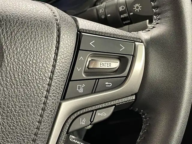 トヨタ ランドクルーザー プラド TX Lパッケージ 愛知県 2022(令4)年 1.6万km アティチュードブラックマイカ 純正９インチナビ　/(Bluetooth/フルセグTV/Miracast/FM/AM/USB/CarPlay)/サンルーフ　/ＲＡＹＳアルミホイール　/スーパーライブサウンドシステム　/ＢＦグッドリッチタイヤ　/ブラインドスポットモニター　/ソナー　/ルーフレール　/トヨタセーフティセンス　/　　-衝突軽減ブレーキ/　　-レーダークルーズコントロール/　　-レーンディパーチャーアラート/　　-オートマチックハイビーム/　　-ロードサインアシスト/シートヒーター/エアシート　/ビルトインＥＴＣ２．０　/LEDヘッドライト/LEDフォグランプ/バックカメラ/先行車発進告知/純正フロアマット/パワーシート/電動格納サードシート/黒レザーシート