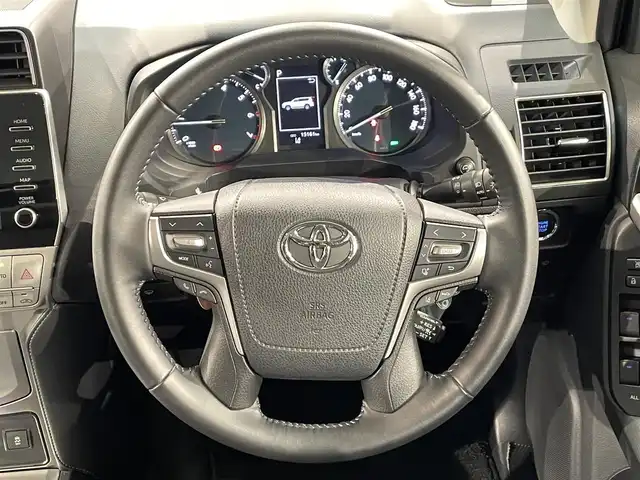 トヨタ ランドクルーザー プラド TX Lパッケージ 愛知県 2022(令4)年 1.6万km アティチュードブラックマイカ 純正９インチナビ　/(Bluetooth/フルセグTV/Miracast/FM/AM/USB/CarPlay)/サンルーフ　/ＲＡＹＳアルミホイール　/スーパーライブサウンドシステム　/ＢＦグッドリッチタイヤ　/ブラインドスポットモニター　/ソナー　/ルーフレール　/トヨタセーフティセンス　/　　-衝突軽減ブレーキ/　　-レーダークルーズコントロール/　　-レーンディパーチャーアラート/　　-オートマチックハイビーム/　　-ロードサインアシスト/シートヒーター/エアシート　/ビルトインＥＴＣ２．０　/LEDヘッドライト/LEDフォグランプ/バックカメラ/先行車発進告知/純正フロアマット/パワーシート/電動格納サードシート/黒レザーシート