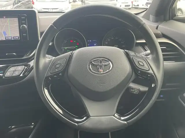 トヨタ Ｃ－ＨＲ G LEDエディション 静岡県 2017(平29)年 4.9万km ホワイトパールクリスタルシャイン ワンオーナー/純正ナビ(Bluetooth/CD/DVD/SD/フルセグ)/モデリスタフルエアロ/バックカメラ/ブラインドスポットモニター/衝突被害軽減システム/追従型クルーズコントロール/LEDヘッドライト/フォグランプ/オートライト/オートマチックハイビーム/ハーフレザーシート/D/N席シートヒーター/ビルトインETC/純正18インチアルミホイール/純正フロアマット/革巻きステアリング/ステアリングスイッチ