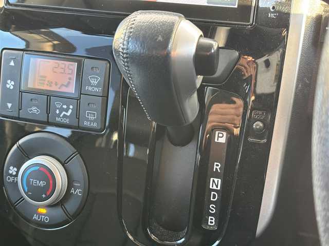 ダイハツ タント カスタム RS SA 滋賀県 2014(平26)年 9万km パールホワイトⅢ 純正8型ナビ/・Bluetooth/・フルセグ/・CD/DVD/バックカメラ/後席モニター/革巻きステアリング/ステアリングリモコン/ETC/両側パワースライドドア/LEDヘッドライト/フォグライト/シートリフター/電動格納ミラー/スマートキー